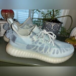 Very Near Deadstock Yeezy Boost 350 V2 'Mono Ice' Sz 10 M Sz 11 W